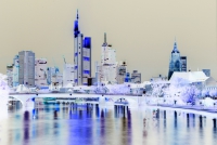 Frankfurt Skyline bei Nacht invers