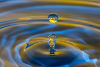 Wassertropfen blau gelb